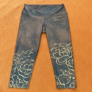 Floral Patterned Women's capri exercise Leggings